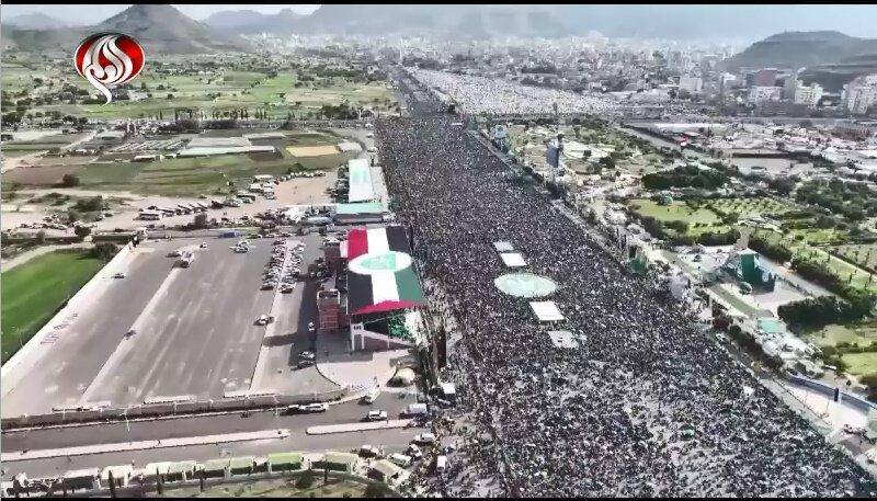 هكذا ترجم اليمنيون احياء المولد النبوي عملا في الميدان + فيديو هكذا ترجم اليمنيون احياء المولد النبوي عملا في الميدان + فيديو