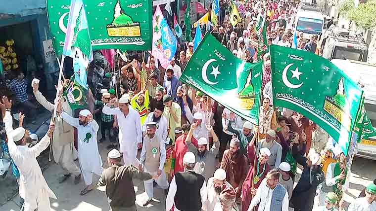 پاکستان بھر میں جشن میلاد النبی(ص) مذہبی جوش و جذبے سے منایا جا رہا ہے