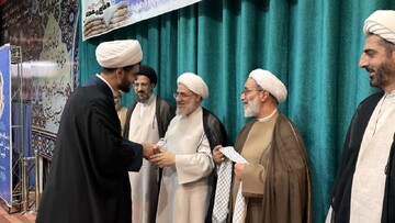 کلیپ | مراسم عمامه گذاری جمعی از طلاب مدرسه علمیه صاحب الزمان (عج) مرند