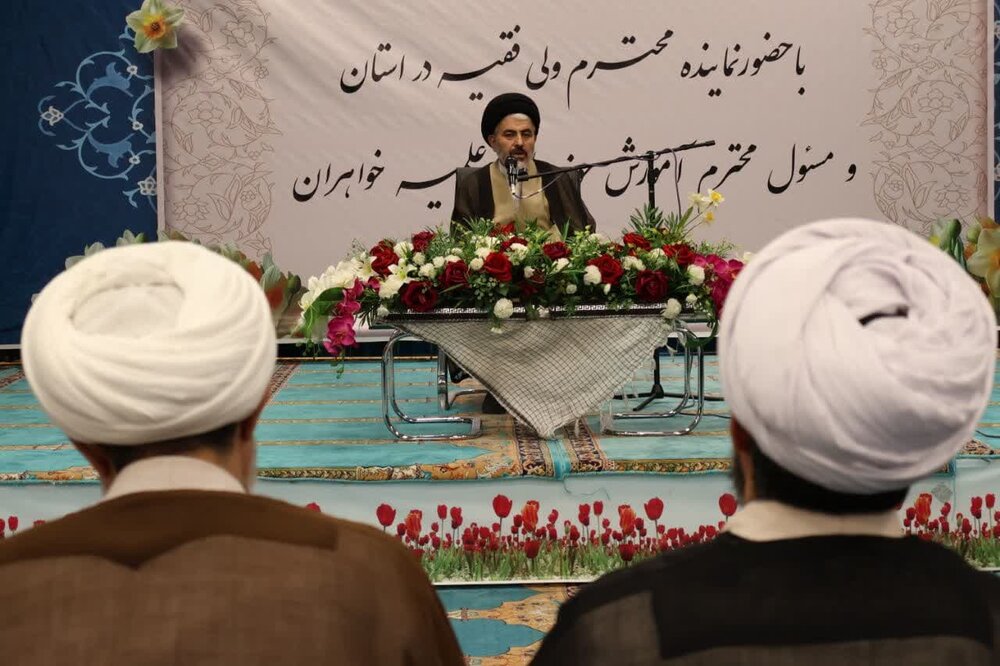 طلاب به آنچه میآموزند، عامل باشند