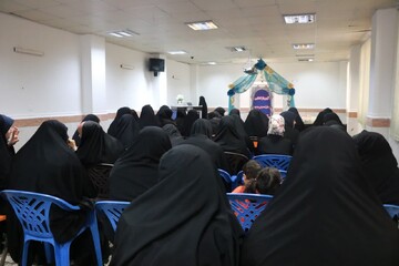 وظیفه طلاب دور کردن مردم از تاریکی‌ها است