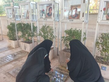 تصاویر/ حضور طلاب مدرسه علمیه فاطمیه محلات در گلزار شهدا