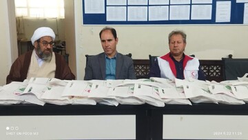 تصاویر/ توزیع لوازم التحریر و البسه بین دانش آموزان کوهدشتی