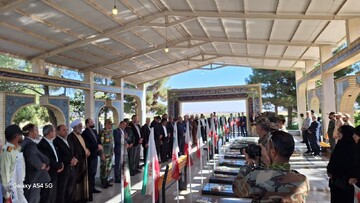 تصاویر/ طلاب مدرسه علمیه کوثر زرندیه در مراسم غبارروبی مزار شهدا