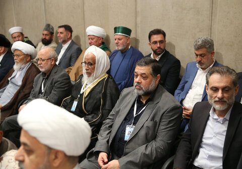 Photos/Rencontre des responsables iraniens, des ambassadeurs des pays islamiques et des invités de la Conférence d'unité avec le Guide suprême