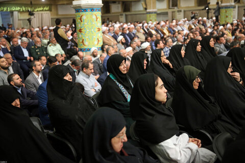 Photos/Rencontre des responsables iraniens, des ambassadeurs des pays islamiques et des invités de la Conférence d'unité avec le Guide suprême