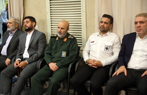 Photos/Rencontre des responsables iraniens, des ambassadeurs des pays islamiques et des invités de la Conférence d'unité avec le Guide suprême