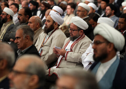 Photos/Rencontre des responsables iraniens, des ambassadeurs des pays islamiques et des invités de la Conférence d'unité avec le Guide suprême