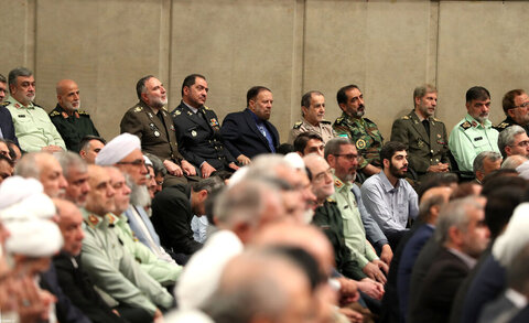 Photos/Rencontre des responsables iraniens, des ambassadeurs des pays islamiques et des invités de la Conférence d'unité avec le Guide suprême