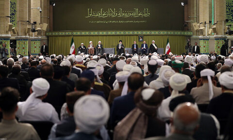 Photos/Rencontre des responsables iraniens, des ambassadeurs des pays islamiques et des invités de la Conférence d'unité avec le Guide suprême