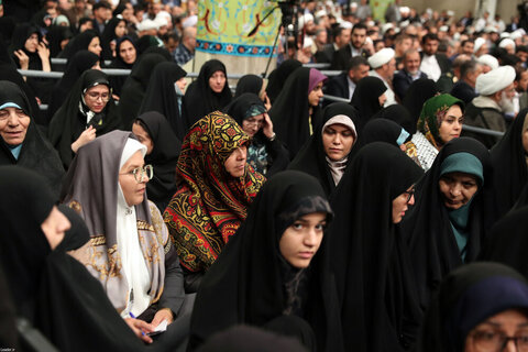 Photos/Rencontre des responsables iraniens, des ambassadeurs des pays islamiques et des invités de la Conférence d'unité avec le Guide suprême