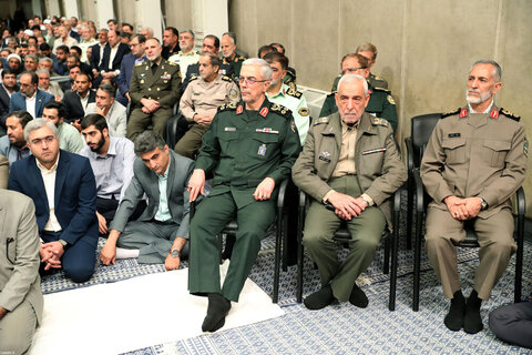 Photos/Rencontre des responsables iraniens, des ambassadeurs des pays islamiques et des invités de la Conférence d'unité avec le Guide suprême