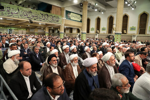 Photos/Rencontre des responsables iraniens, des ambassadeurs des pays islamiques et des invités de la Conférence d'unité avec le Guide suprême