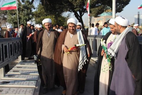 عکس / تجدید میثاق مدیر ،اساتید وطلاب مدارس علمیه استان قزوین با آرمانهای شهدا وامام شهیدان