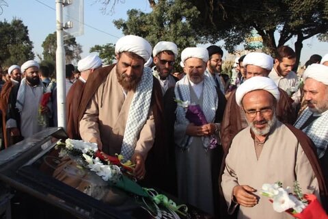 عکس / تجدید میثاق مدیر ،اساتید وطلاب مدارس علمیه استان قزوین با آرمانهای شهدا وامام شهیدان