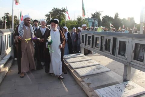 عکس / تجدید میثاق مدیر ،اساتید وطلاب مدارس علمیه استان قزوین با آرمانهای شهدا وامام شهیدان