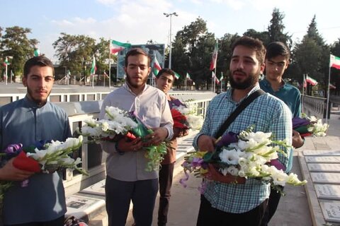 عکس / تجدید میثاق مدیر ،اساتید وطلاب مدارس علمیه استان قزوین با آرمانهای شهدا وامام شهیدان