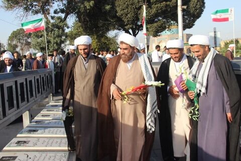 عکس / تجدید میثاق مدیر ،اساتید وطلاب مدارس علمیه استان قزوین با آرمانهای شهدا وامام شهیدان