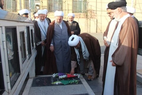 عکس / تجدید میثاق مدیر ،اساتید وطلاب مدارس علمیه استان قزوین با آرمانهای شهدا وامام شهیدان