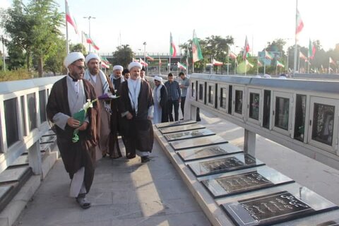 عکس / تجدید میثاق مدیر ،اساتید وطلاب مدارس علمیه استان قزوین با آرمانهای شهدا وامام شهیدان