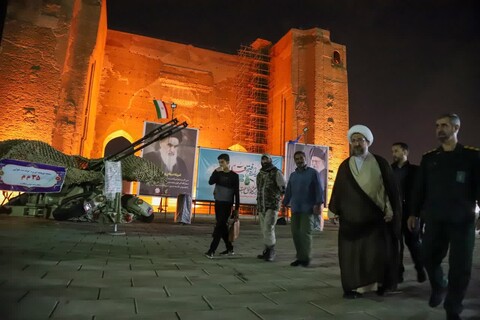 تصاویر/ بازدید نماینده ولی فقیه در استان از نمایشگاه دستاوردها و ادوات نظامی نیروهای مسلح در مصلا اعظم امام خمینی(ره) تبریز