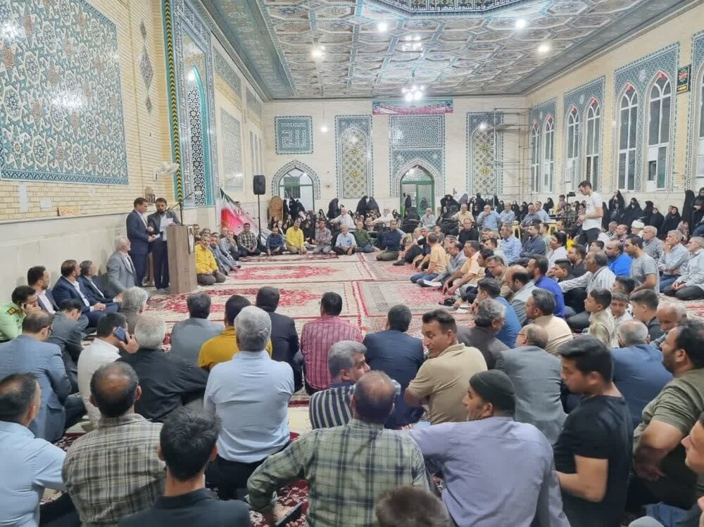 حضور مسئولان در جمع مردم موجب تسهیل در رفع مشکلات میشود