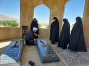 فیلم| غبارروبی مزار شهدا توسط امام جمعه شهرستان خنداب