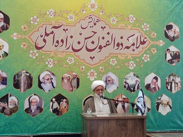 با علم مقابل استکبار بایستیم