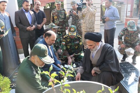 تصاویر/ راسم غبارروبی و عطرافشانی مزار شهدای شهرستان سلماس