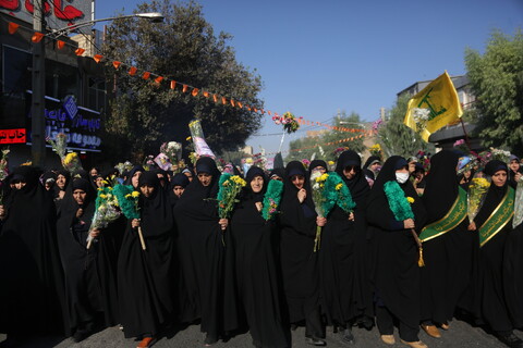 حشود الموالين في قم يستقبلون القافلة الرمزية للسيدة فاطمة المعصومة (ع)