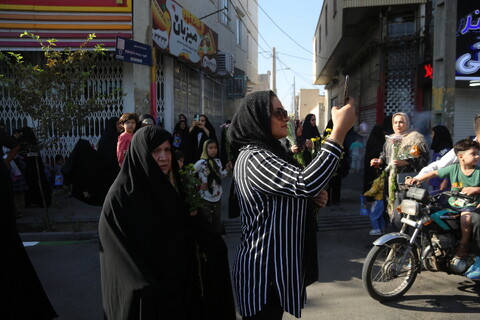 حشود الموالين في قم يستقبلون القافلة الرمزية للسيدة فاطمة المعصومة (ع)