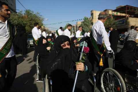 حشود الموالين في قم يستقبلون القافلة الرمزية للسيدة فاطمة المعصومة (ع)