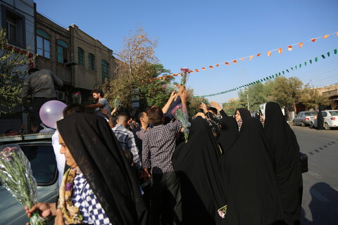 حشود الموالين في قم يستقبلون القافلة الرمزية للسيدة فاطمة المعصومة (ع)