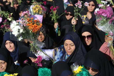 حشود الموالين في قم يستقبلون القافلة الرمزية للسيدة فاطمة المعصومة (ع)