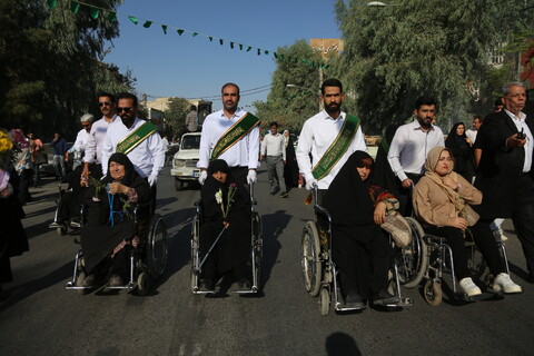 حشود الموالين في قم يستقبلون القافلة الرمزية للسيدة فاطمة المعصومة (ع)