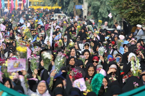 حشود الموالين في قم يستقبلون القافلة الرمزية للسيدة فاطمة المعصومة (ع)