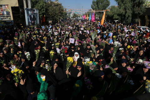 حشود الموالين في قم يستقبلون القافلة الرمزية للسيدة فاطمة المعصومة (ع)