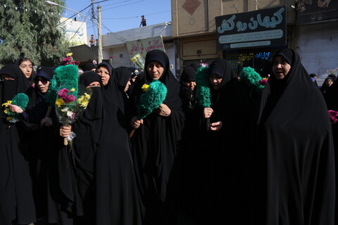 حشود الموالين في قم يستقبلون القافلة الرمزية للسيدة فاطمة المعصومة (ع)