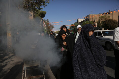 حشود الموالين في قم يستقبلون القافلة الرمزية للسيدة فاطمة المعصومة (ع)