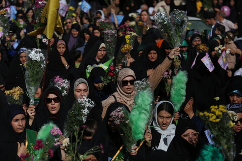 حشود الموالين في قم يستقبلون القافلة الرمزية للسيدة فاطمة المعصومة (ع)