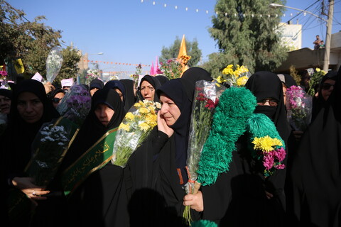 حشود الموالين في قم يستقبلون القافلة الرمزية للسيدة فاطمة المعصومة (ع)