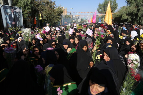 حشود الموالين في قم يستقبلون القافلة الرمزية للسيدة فاطمة المعصومة (ع)