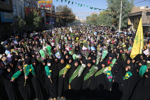 حشود الموالين في قم يستقبلون القافلة الرمزية للسيدة فاطمة المعصومة (ع)