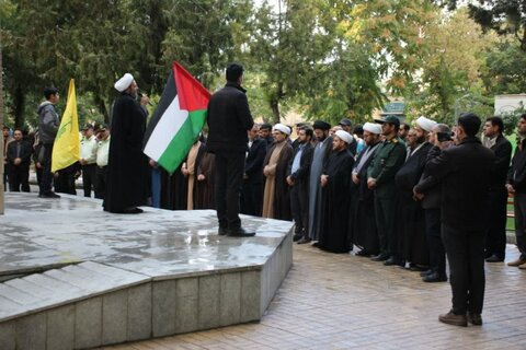 تصاویر/تجمع اساتید و طلاب مدرسه علمیه امام صادق (ع) بیجار در محکومیت شهادت سید حسن نصرالله