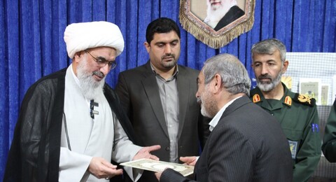 تصاویر/ آیین رونمایی از ۳۲ کتاب دفاع مقدس در بوشهر