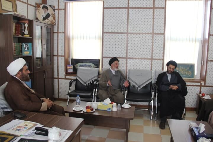 با اجرای طرحهایی راهبردی در راستای فراگیر کردن نماز عمل نماییم