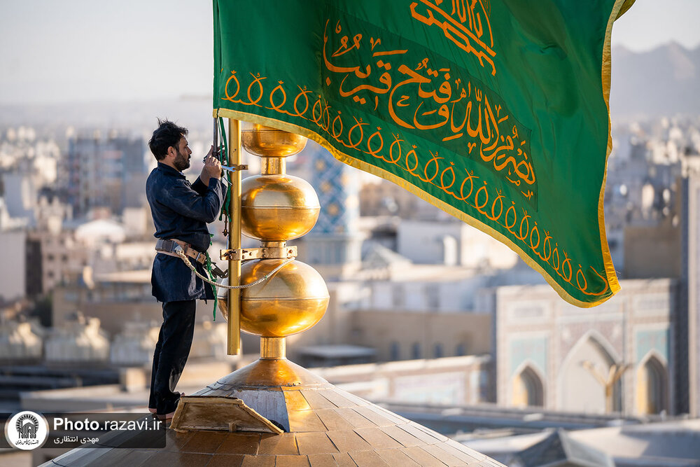 सय्यद हसन नसरुल्लाह की शहादत के शोक में इमाम रज़ा (अ) के हरम के गुंबद पर काला परचम लगाया गया