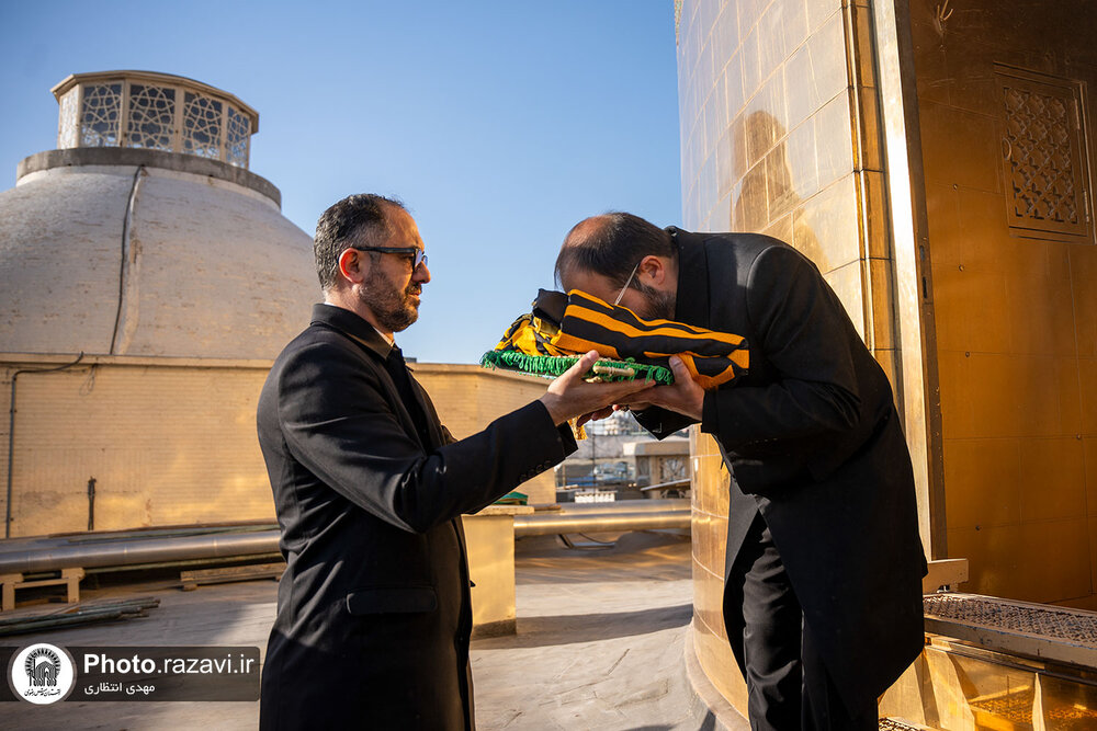 सय्यद हसन नसरुल्लाह की शहादत के शोक में इमाम रज़ा (अ) के हरम के गुंबद पर काला परचम लगाया गया