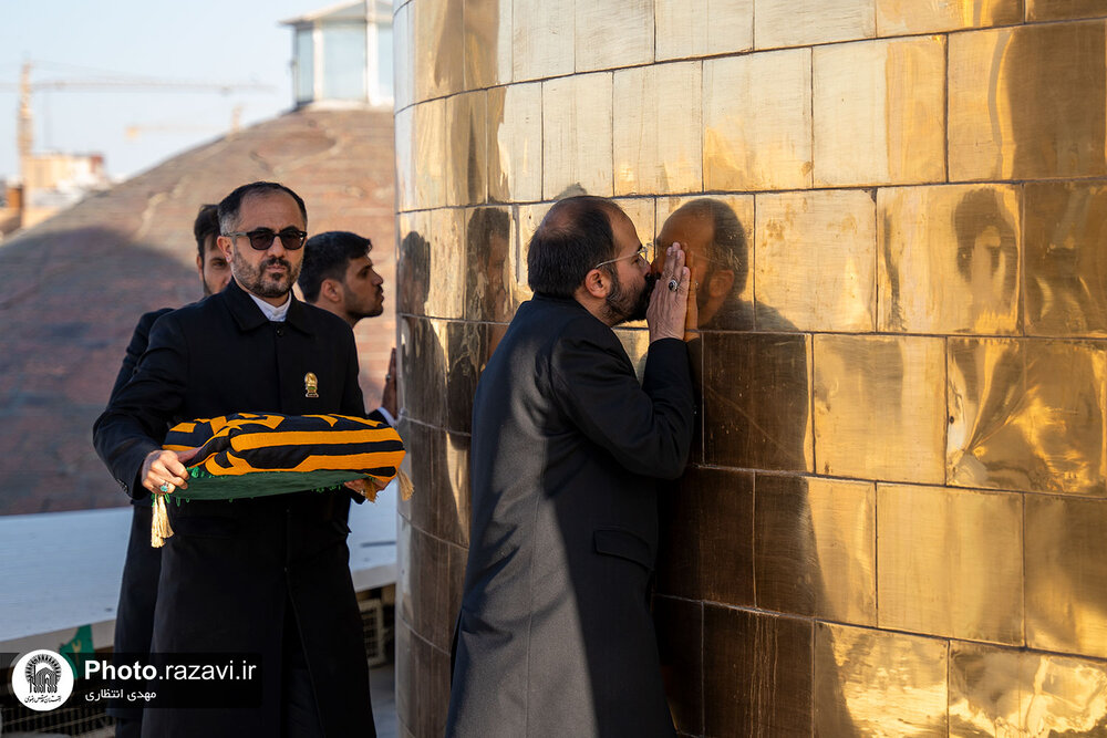 सय्यद हसन नसरुल्लाह की शहादत के शोक में इमाम रज़ा (अ) के हरम के गुंबद पर काला परचम लगाया गया