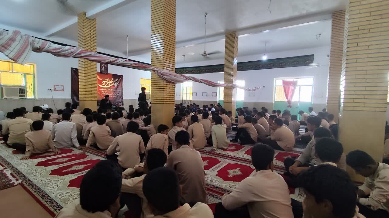 تجمع طلاب مدرسه علمیه حضرت امیرالمومنین (ع) سندرک در محکومیت شهادت دبیرکل حزبالله لبنان